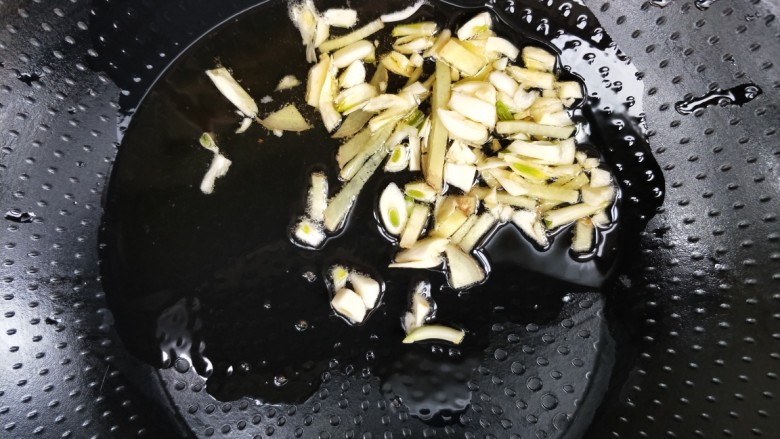 美味韭菜墨鱼仔,起油锅,放姜,蒜煸炒一下。