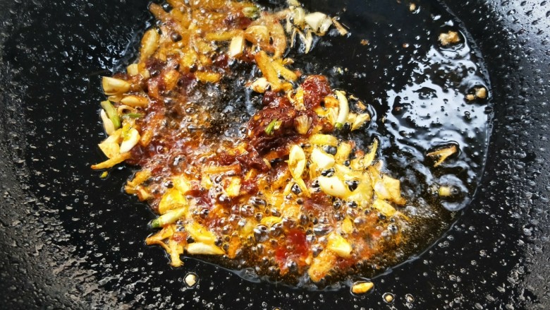 美味韭菜墨鱼仔,小火,煸炒出红油。