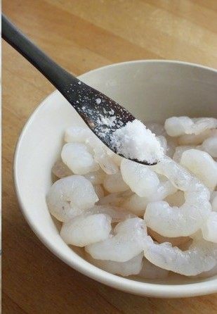 龙井虾仁,然后再次清洗干净,控干水,加盐1克,轻轻抓捏使虾仁起粘上劲。