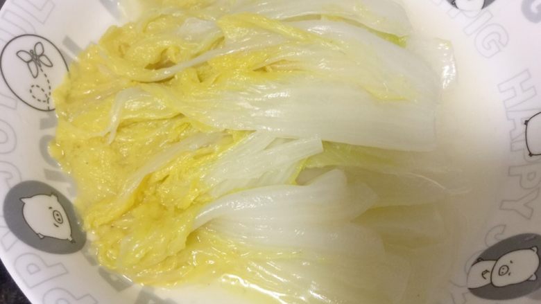 减肥菜之水煮娃娃菜,煮至汤汁浓稠白菜软烂调味后将白菜捞出鱼豆腐切片摆盘