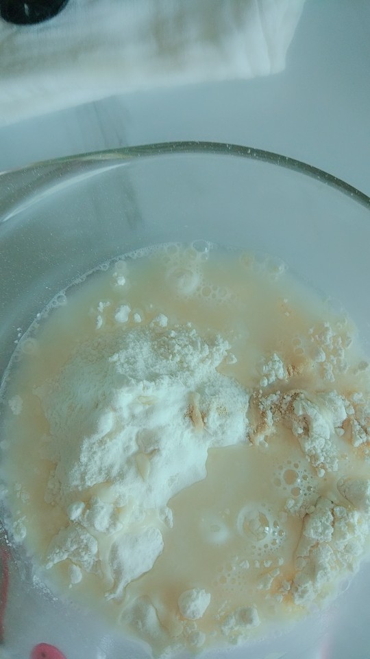全麦肉松棒棒,加入湿性材料,搅拌均匀