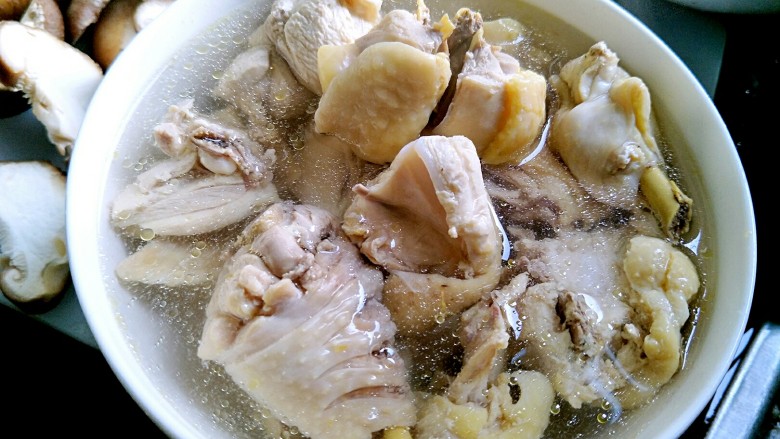 花菇炖鸡汤🐔,把鸡肉捞出来。洗干净,放冷水里。