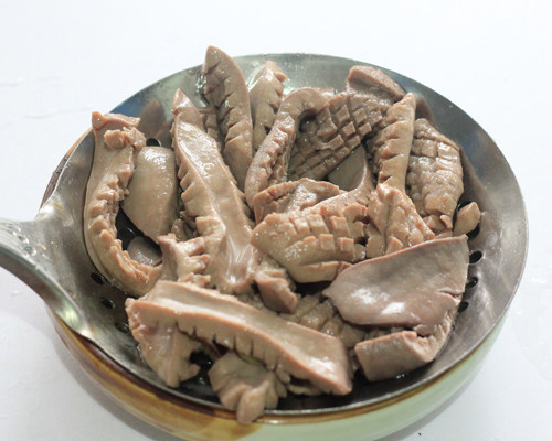 美味快手菜-----口水腰花,至熟透后捞出沥干水份。