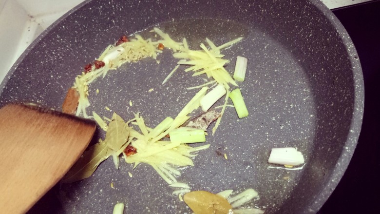 番茄土豆炖牛腩,锅内放油,放姜丝和葱白还有八角等炒香,一定要炒出香味噢