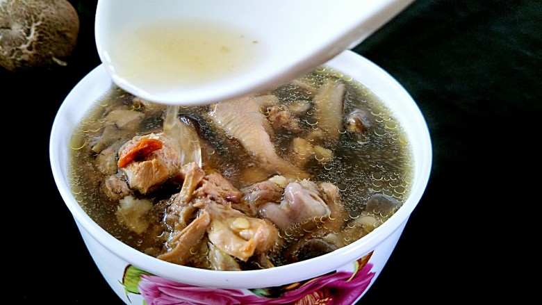 花菇炖鸡汤🐔,哈哈哈,香喷喷的鸡汤来啦。