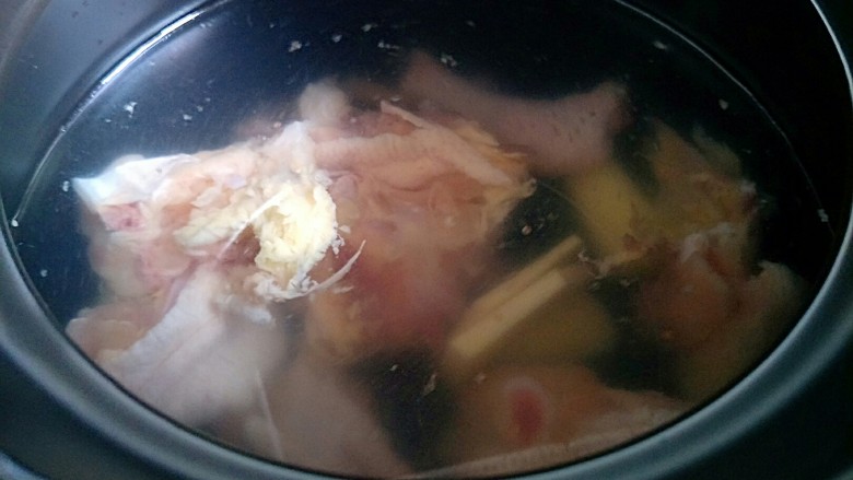 花菇炖鸡汤🐔,装满水!准备盖盖子!