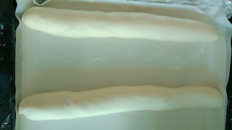 全麦肉松棒棒,放在撒好干粉的油布上,中间间隔开,也可以借用法棍发酵工具