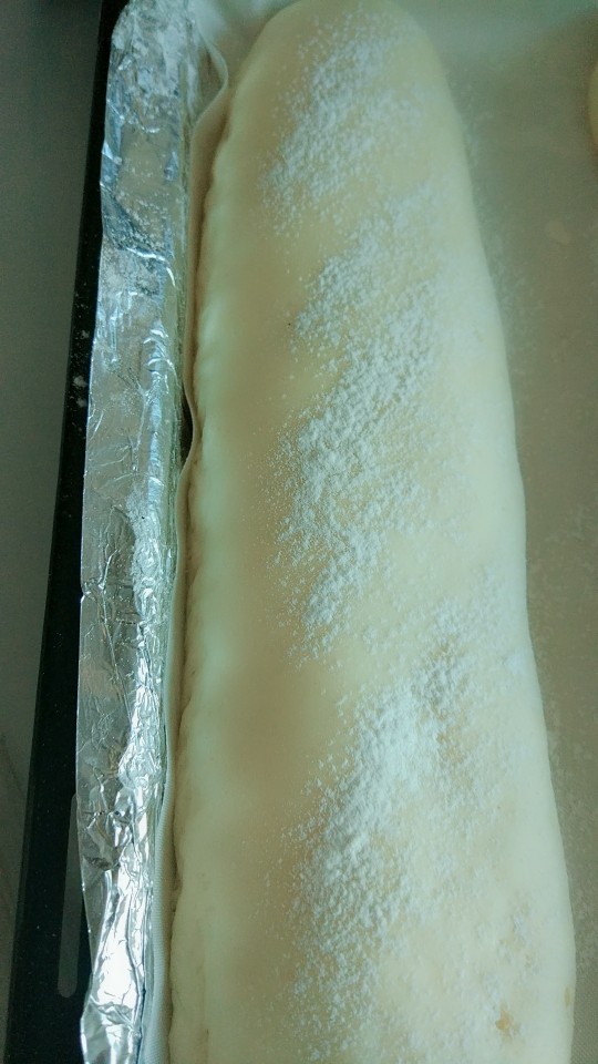 全麦肉松棒棒,发酵完成后,在表面筛干粉,或者轻刷蛋液。放入预热好的烤箱,上火165度,下火190度,18分钟。