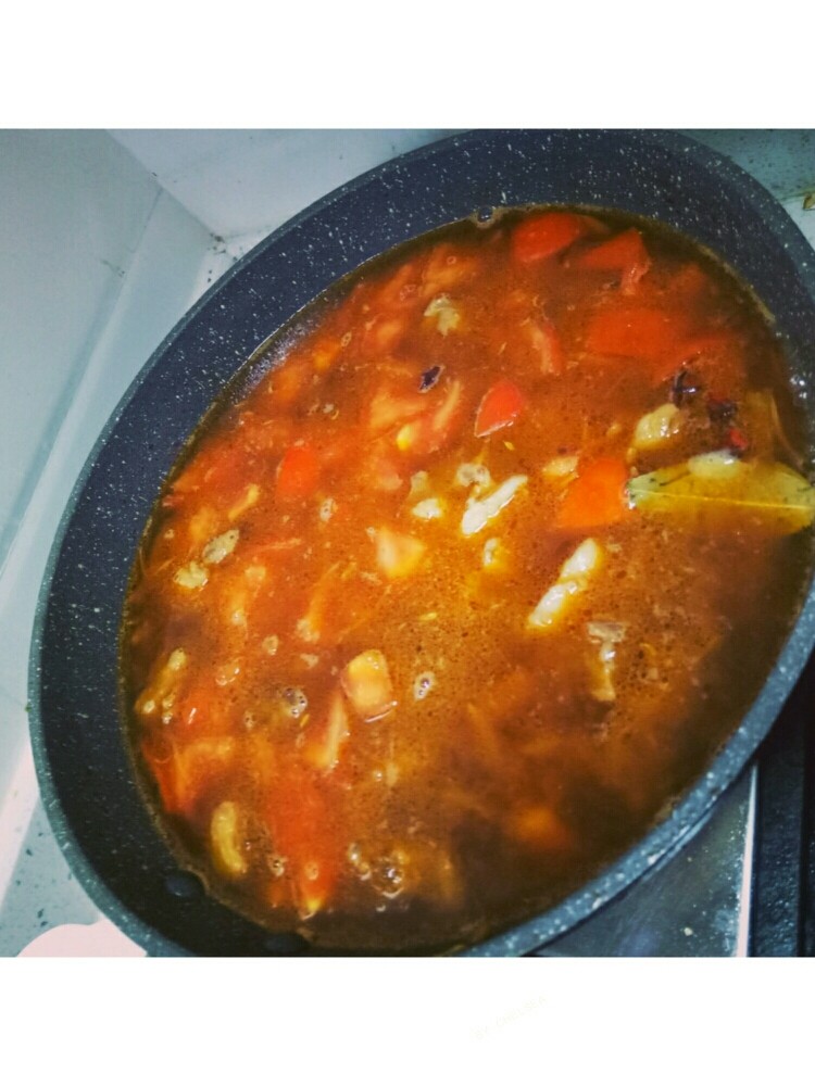 番茄土豆炖牛腩,盖上锅盖,小火慢炖一小时后加入土豆再慢炖半小时,开盖大火收汁,装盘撒上葱花即可。