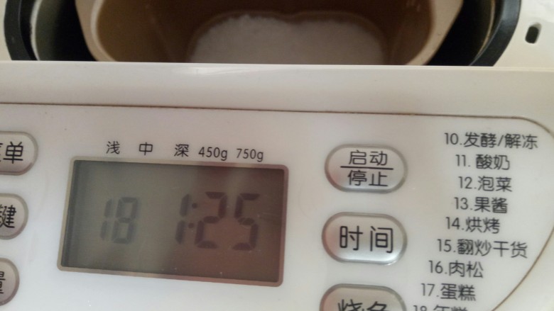 切糕(年糕)-面包机版-年糕或烘烤/果酱功能,浸泡好后,面包机选择【年糕】功能。我的面包机是1:25个小时。
没有这个功能,可以选择【烘烤】功能,自己翻拌,或者【果酱】功能。