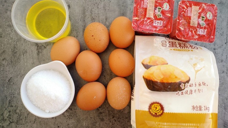 红枣酸奶戚风蛋糕,准备好食材,<a style='color:red;display:inline-block;' href='/shicai/ 9'>鸡蛋</a>从冷藏室拿出最好