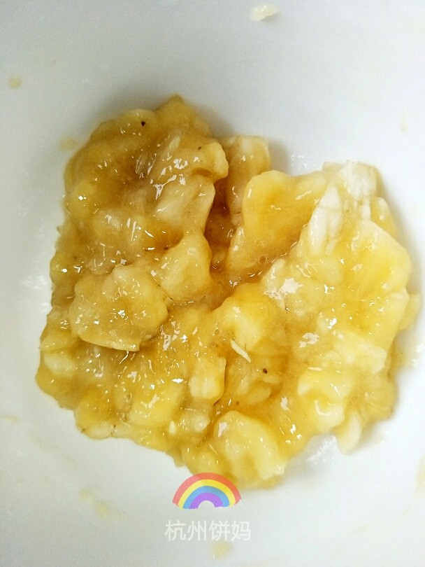 最方便!红豆派!香蕉派!(空气炸锅),熟透的香蕉压泥,或切小片。如果没有熟透,烤出来会没有香甜味,实在想吃可以加一些白糖或炼乳。