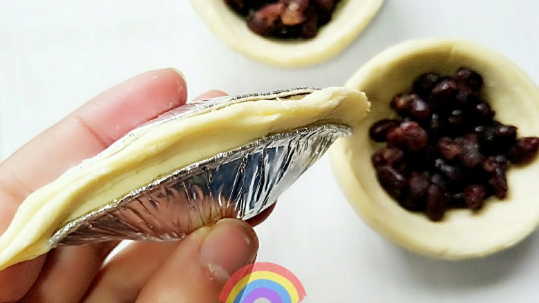 最方便!红豆派!香蕉派!(空气炸锅),对折,稍微捏紧边缘,像个胖饺子。