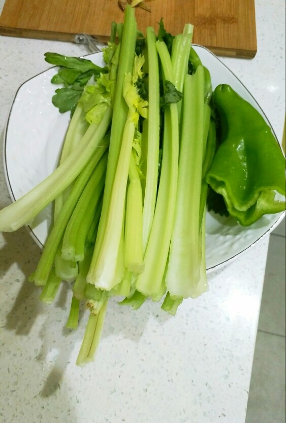 香芹爆肉,<a style='color:red;display:inline-block;' href='/shicai/ 125'>芹菜</a>去筋,洗净。