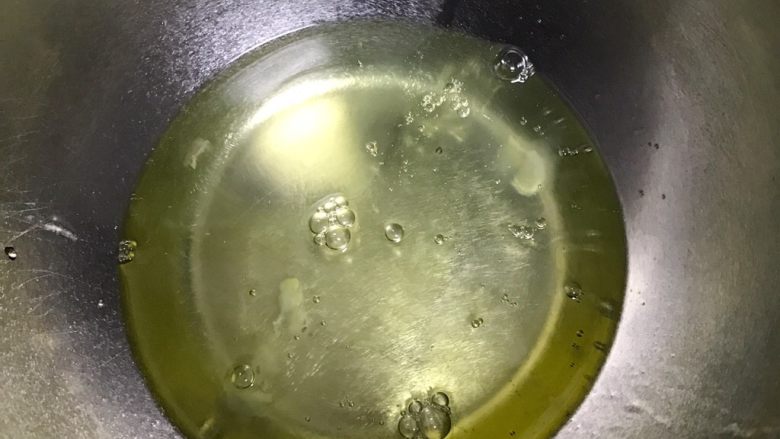 原味蛋糕卷,四个蛋白放入无水无油的盆里,此时170度预热烤箱(按照自己的烤箱实际温度调节)