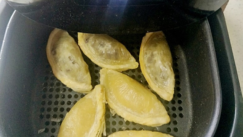 最方便!红豆派!香蕉派!(空气炸锅),暂停,取下锡纸,这时其实已经熟了,转210度5分钟,热风高温让酥皮更酥脆。