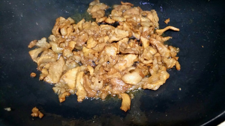 香芹爆肉,热油下锅炒肉,炒至微焦。