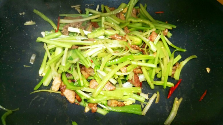 香芹爆肉,加入芹菜丝,大火爆炒1分钟。