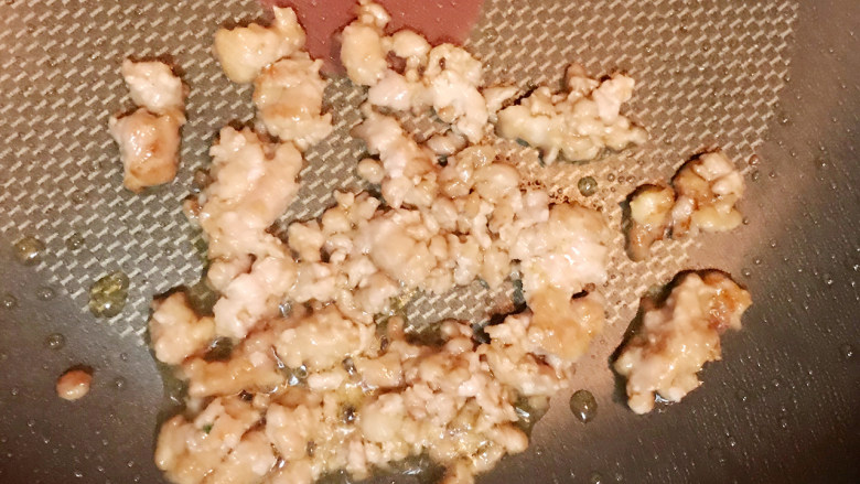 超级好吃的饺子皮烧麦,锅内放少许油,加里脊肉煸炒。