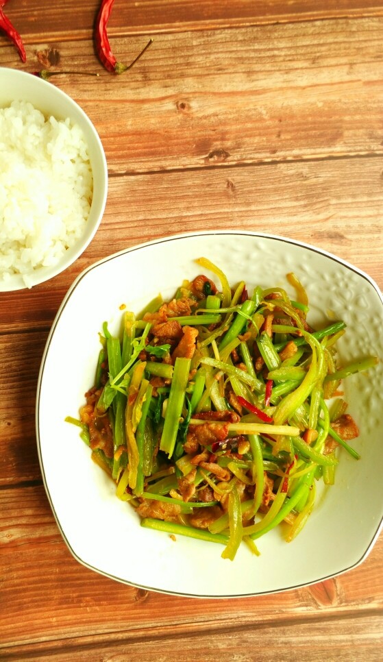 香芹爆肉,配上香喷喷的米饭,连吃了两碗。