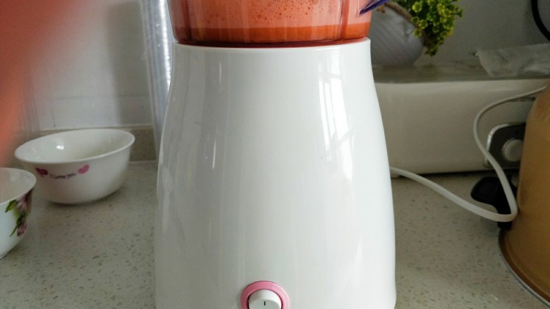 胡萝卜蛋黄软饼,<a style='color:red;display:inline-block;' href='/shicai/ 25'>胡萝卜</a>切碎放入料理机里打成汁