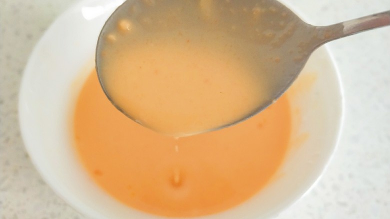 胡萝卜蛋黄软饼,如图,稀薄程度,根据实际情况加入清<a style='color:red;display:inline-block;' href='/shicai/ 156925'>水</a>,我用了50ml