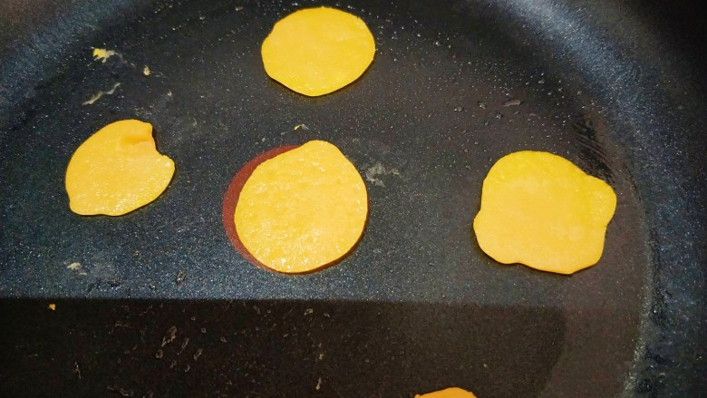 胡萝卜蛋黄软饼,一定用小火,出气泡定型后翻面1分钟左右