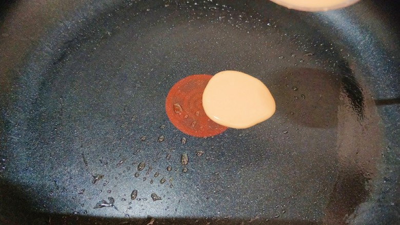 胡萝卜蛋黄软饼,用照片从高往下滴,很容易成型
