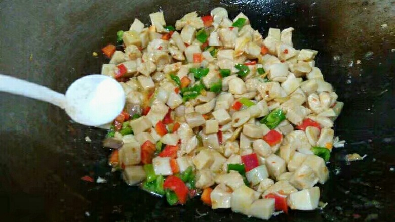 杏鲍菇炒鸡丁,翻炒均匀后,放少许盐翻炒。