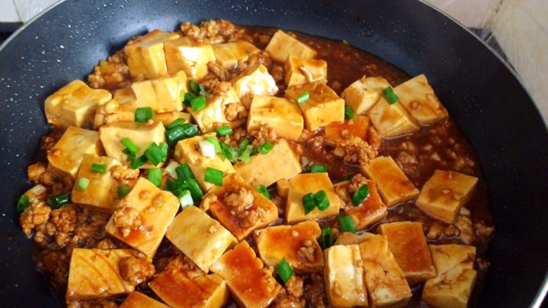家常肉末豆腐,大火收汁,放葱叶