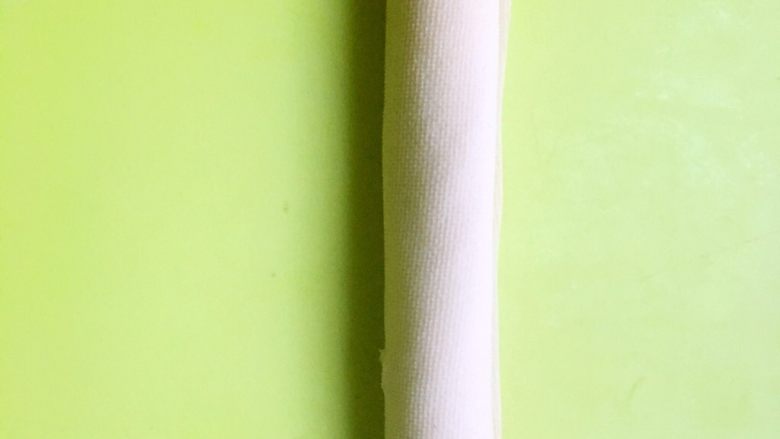 美若夏花的京酱肉丝,卷成圆柱形