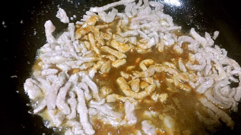 美若夏花的京酱肉丝,肉丝发白时放入搅拌均匀的酱汁