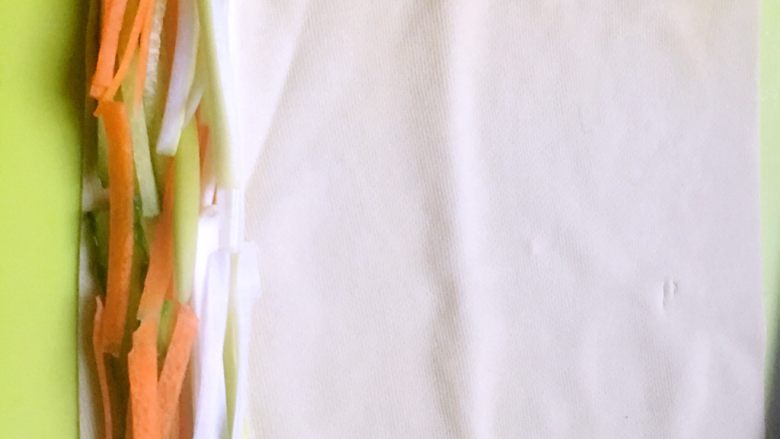 美若夏花的京酱肉丝,<a style='color:red;display:inline-block;' href='/shicai/ 4199'>豆腐皮</a>焯水，放上胡萝卜黄瓜葱白丝