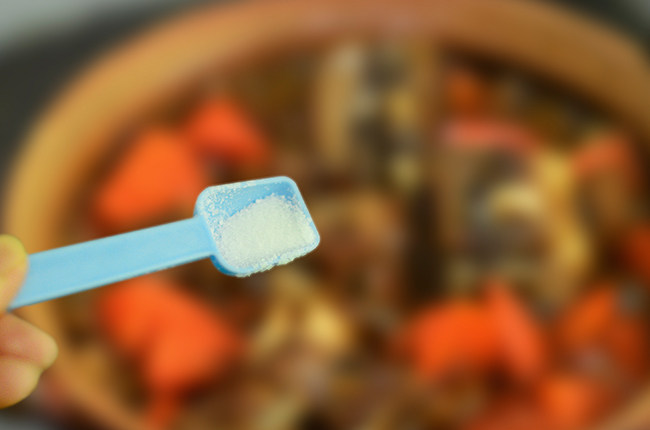 胡萝卜羊肉煲,调入盐,继续煮5分钟即可
