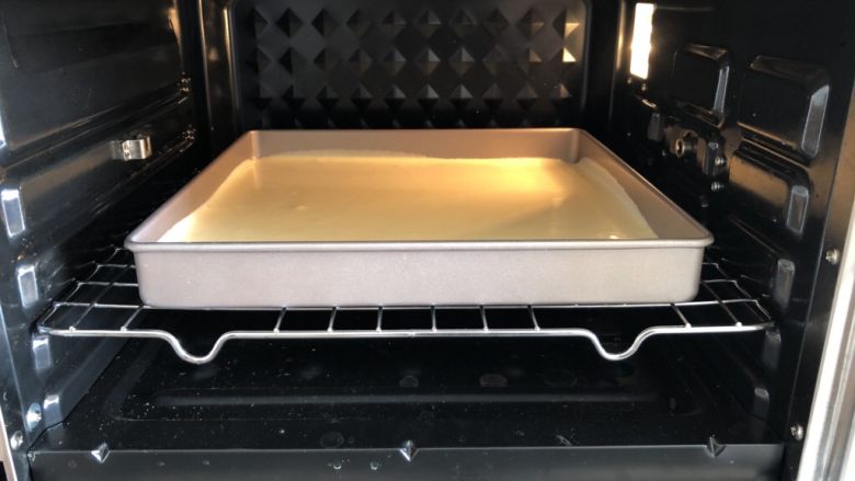 口感绝佳的豆乳盒子,放入提前预热好的烤箱,180度,上下火,烤20-25分钟,根据自己的烤箱定温和时间