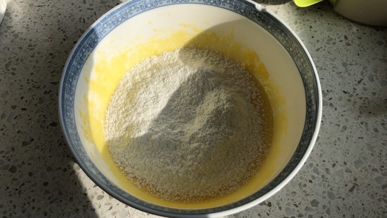 口感绝佳的豆乳盒子,筛入低筋面粉,搅拌均匀至干面粉