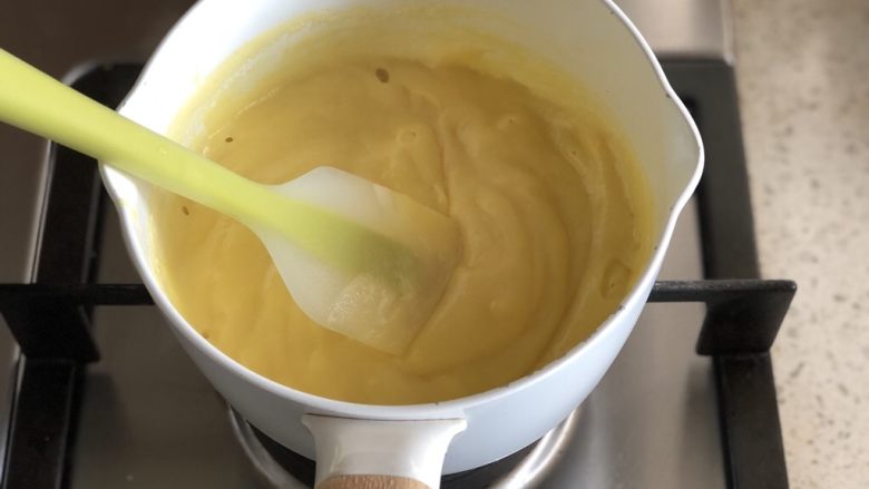 口感绝佳的豆乳盒子,然后搅拌均匀的豆浆蛋黄糊全部倒回小奶锅中,小火,一边煮一边搅拌,防止糊锅,搅拌到浓稠关火