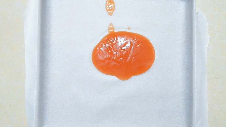 百变山楂,找一个烤盘铺上油纸!放入适量的<a style='color:red;display:inline-block;' href='/shicai/ 7951'>山楂果酱</a>!