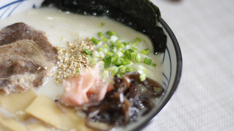 日式豚骨拉面,香浓鲜美一碗打尽,最后撒入<a style='color:red;display:inline-block;' href='/shicai/ 666'>芝麻</a>和小香葱段,就好啦~