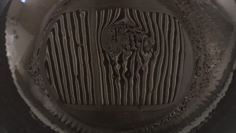 蒜香小米辣炒蛤蜊,热锅,倒入适量油