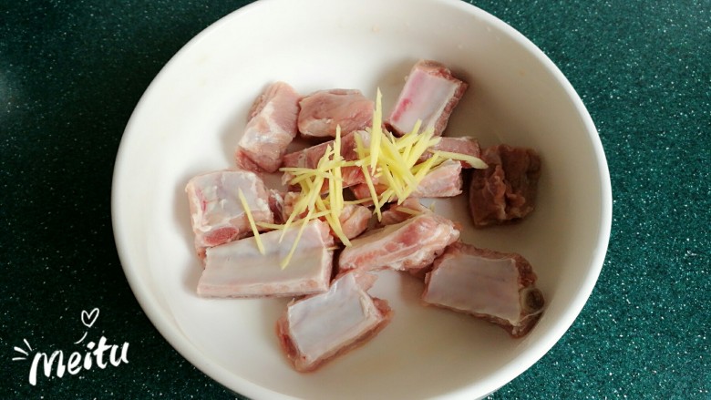 蒜香豆豉蒸排骨,把泡好的排骨挤干水分,然后加入姜丝。
