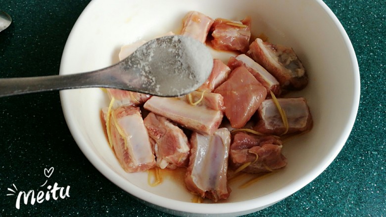 蒜香豆豉蒸排骨,加入一点点盐。口味淡的可以不用加盐,因为<a style='color:red;display:inline-block;' href='/shicai/ 694'>豆豉</a>本身是有咸味的。