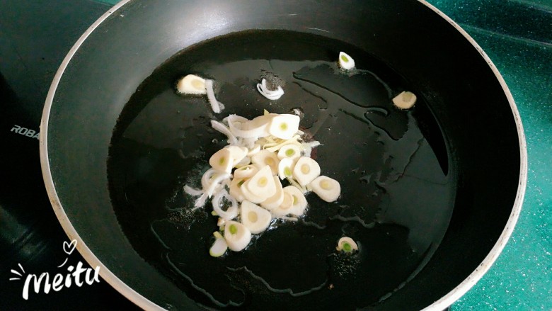 蒜香豆豉蒸排骨,锅中放油,油热后放入蒜姜葱翻炒。