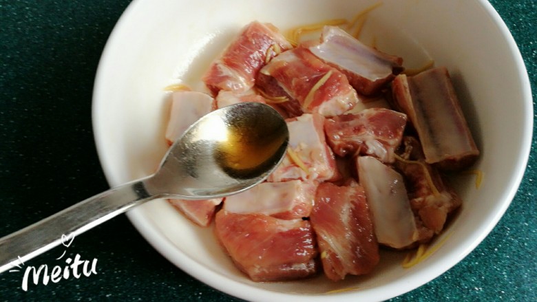 蒜香豆豉蒸排骨,加入半勺<a style='color:red;display:inline-block;' href='/shicai/ 894'>黄酒</a>或料酒,拌匀后腌制2—3小时。