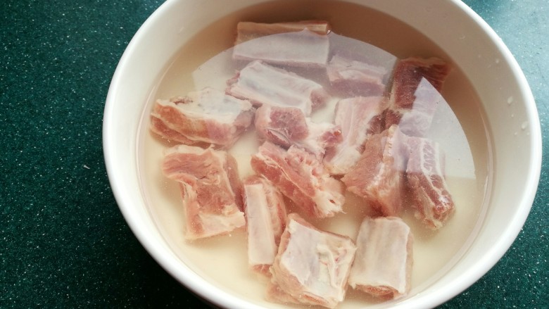 蒜香豆豉蒸排骨,<a style='color:red;display:inline-block;' href='/shicai/ 959'>肋排</a>剁成小块,用清水浸泡一小时左右。