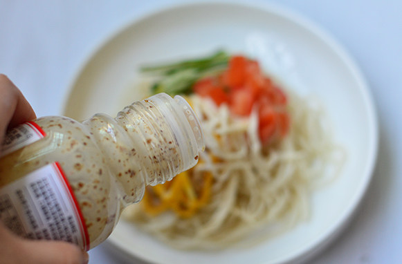 芝香鸡丝面,淋上芝麻口味的沙拉汁即可