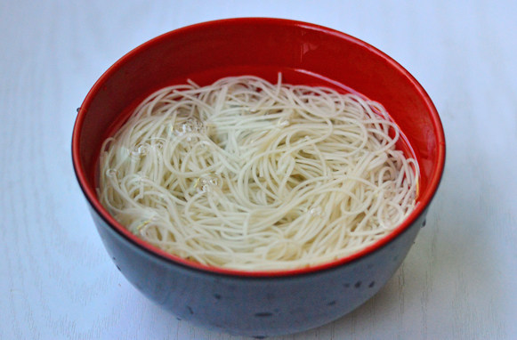 芝香鸡丝面,随后捞出放入凉开水中,让其侧地冷却