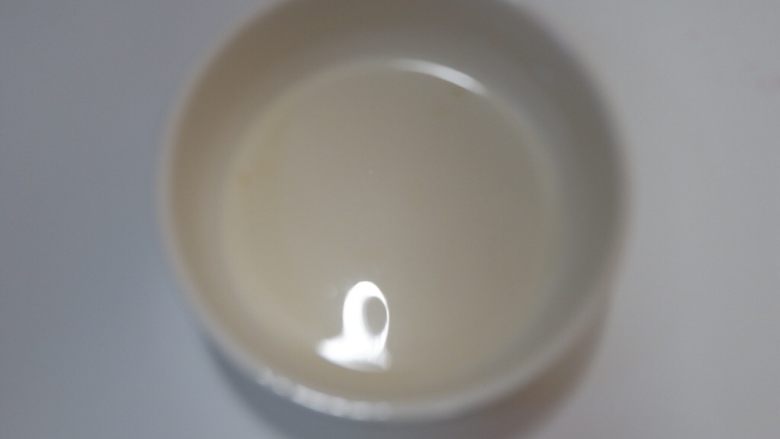 草莓奶酪布丁,融化好的吉利丁牛奶液(牛奶液冒热气啊,结果就拍糊了,将就看吧)