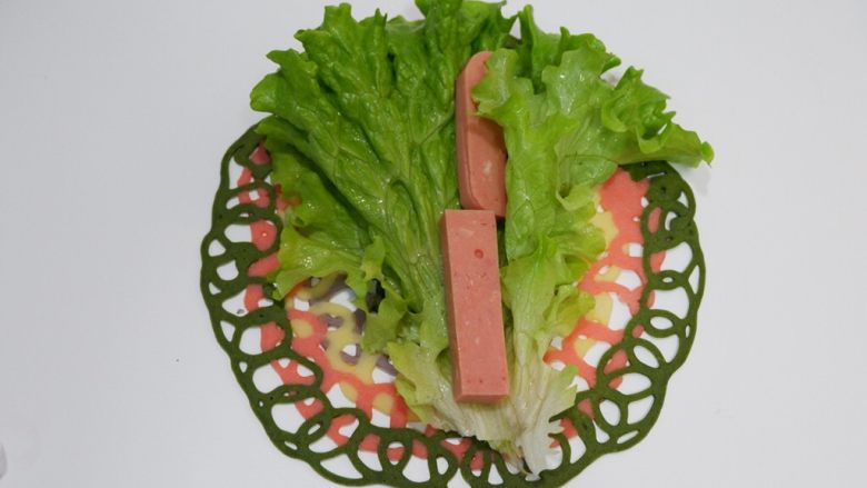 彩虹蕾丝蛋饼,火腿肠一根,我没有火腿肠了。就用午餐肉代替吧,酱料你随意。