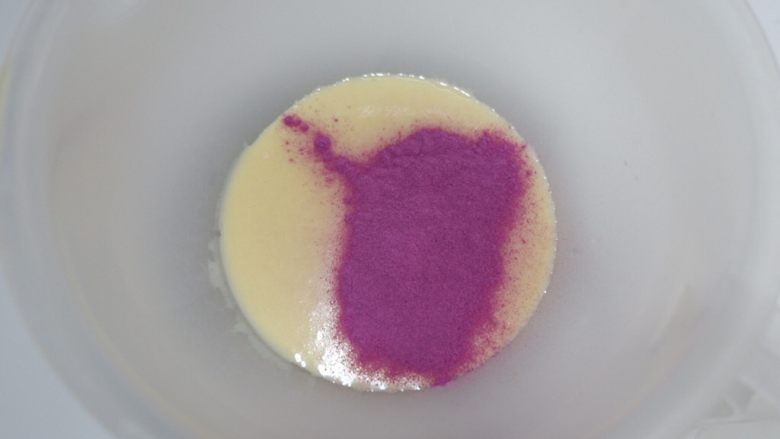 彩虹蕾丝蛋饼,紫色面糊,加入3g<a style='color:red;display:inline-block;' href='/shicai/ 10124'>紫薯粉</a>